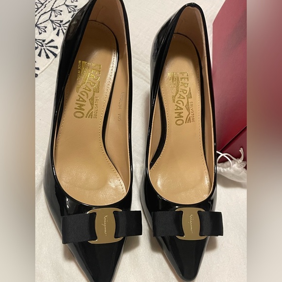 Pristine Salvatore Ferragamo Vera Bow heels - Picture 3 of 10